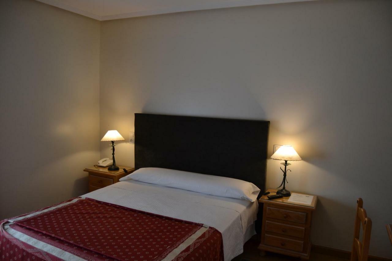 Hotel Villegas バレンシア・デ・ドン・フアン エクステリア 写真